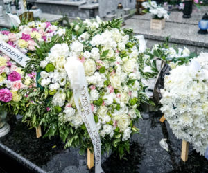 2-letnia Natalka zginęła na oczach taty. Aniołek jest już w niebie. Trumienka utonęła w białych kwiatach