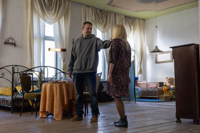 „Pierwsza miłość” odc. 4145 streszczenie. Mateusz pokazuje Emilce ich nowe gniazdko. Romantyczny nastrój psuje mu tylko płacz dziecka