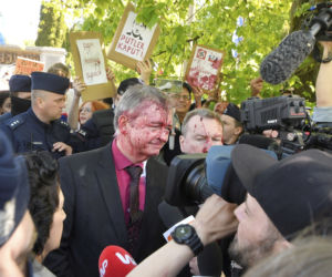 Ambasador Rosji oblany krwią. Skandal na cmentarzu żołnierzy radzieckich w Warszawie 