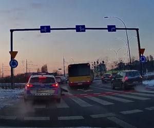 Policyjnym radiowozem POTRĄCIŁ PIESZEGO na pasach. Nie skończy się tylko na pouczeniu?