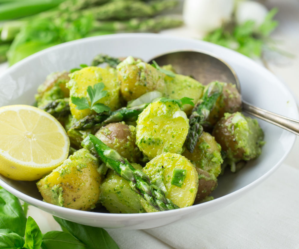 Ziemniaczana sałatka ze szparagami w pesto