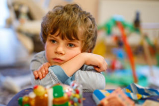 Dziecko nie odzywa się w przedszkolu? Zmuszanie go do mówienia może być poważnym błędem