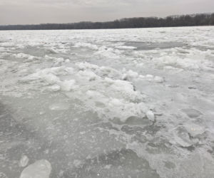 Wisła stanęła pod lodem. Zimowy spektakl w Starym Fordonie zachwyca, ale i ostrzega