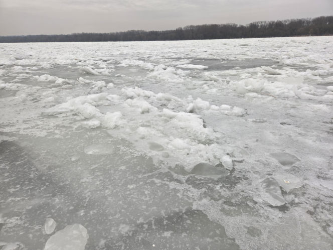 Wisła stanęła pod lodem. Zimowy spektakl w Starym Fordonie zachwyca, ale i ostrzega