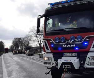 Kierowca audi i rowerzysta w stanie ciężkim! Makabra pod Sochaczewem [ZDJĘCIA]