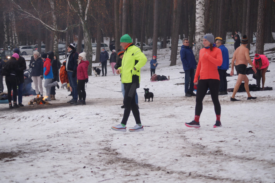 Zimna woda im niestraszna! Morsowanie w podbydgoskich Pieckach [ZDJĘCIA]