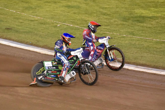 PRES Grupa Dewloperska Toruń - Abramczyk Polonia Bydgoszcz, zdjęcia kibiców i zawodników z pożegnania Adriana Miedzińskiego