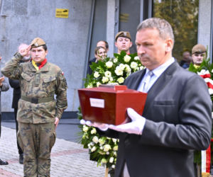 Jan Frycz - piękne kwiaty i wzruszające napisy na pogrzebie artysty