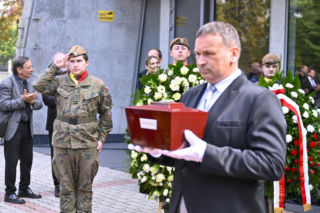 Jan Frycz - piękne kwiaty i wzruszające napisy na pogrzebie artysty