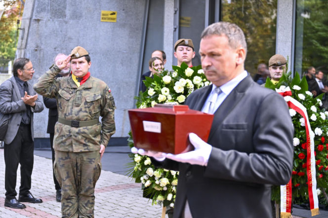 Jan Frycz - piękne kwiaty i wzruszające napisy na pogrzebie artysty