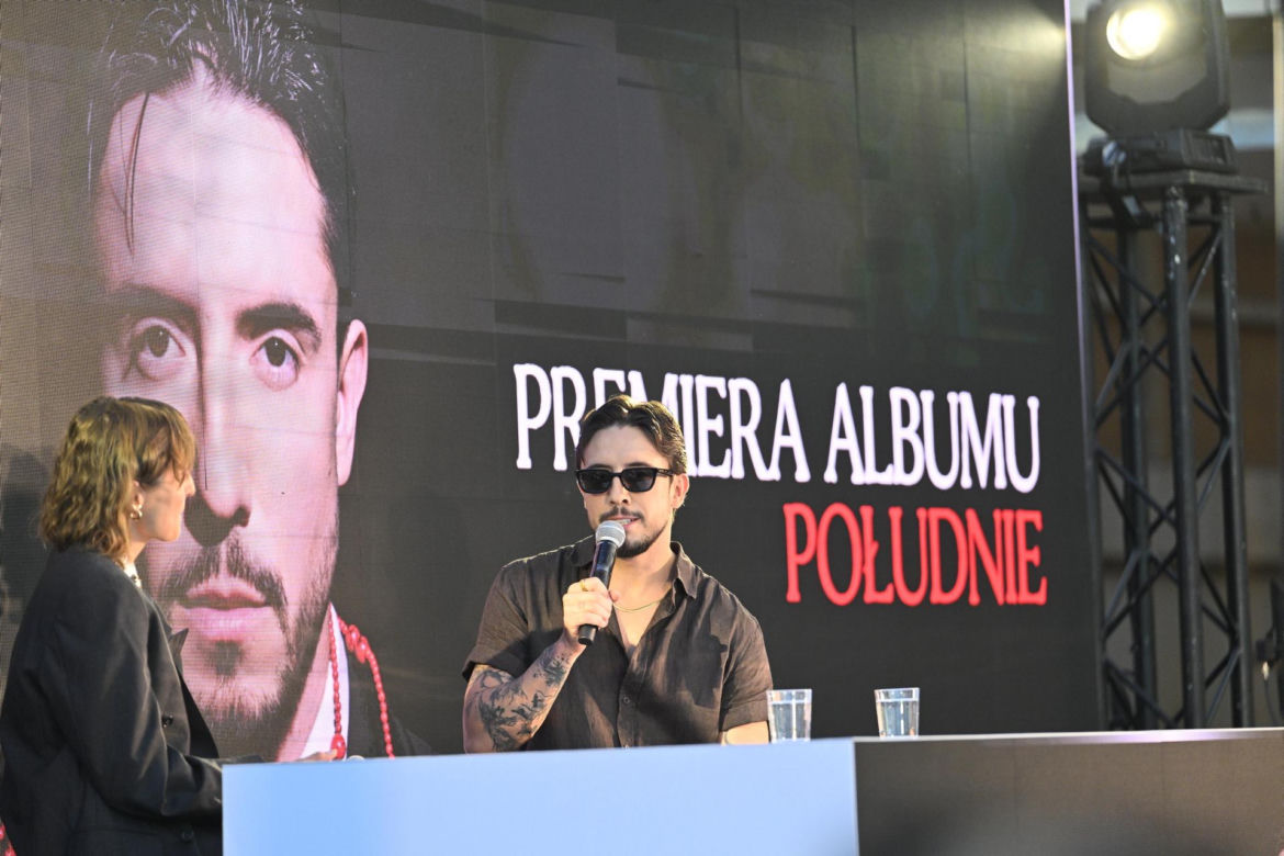 Dawid Kwiatkowski podpisuje płyty na spotkaniu z fanami