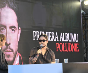 Dawid Kwiatkowski podpisuje płyty na spotkaniu z fanami