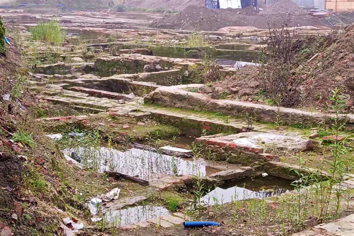 Fundamenty dawnych kamienic przy ul. Św. Floriana