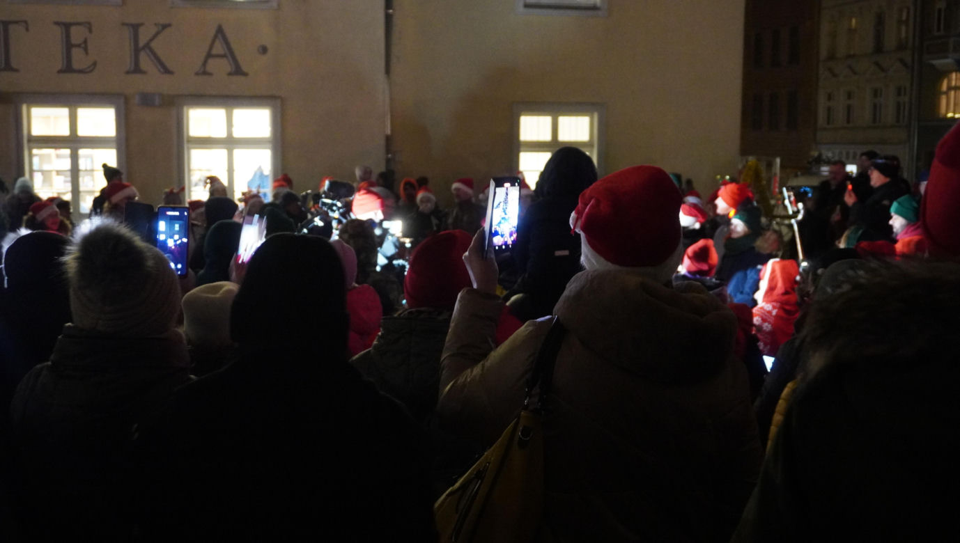 Święta w Olsztynie odpalone! Na Starym Mieście rozbłysła piękna choinka [ZDJĘCIA]