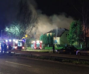 Warszowice: Pożar przy DK81. Wiślanka zablokowana, utrudnienia nawet do rana! [ZDJĘCIA]