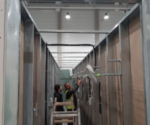 Trwa budowa szpitala polowego w łódzkiej hali EXPO