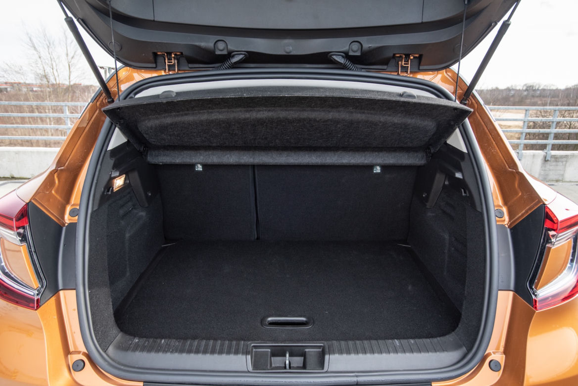 Peugeot 2008 GT Line vs Renault Captur Intens