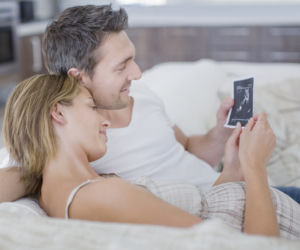 Mdłości i tycie u przyszłego ojca? Naukowcy wskazują na zaskakujący mechanizm