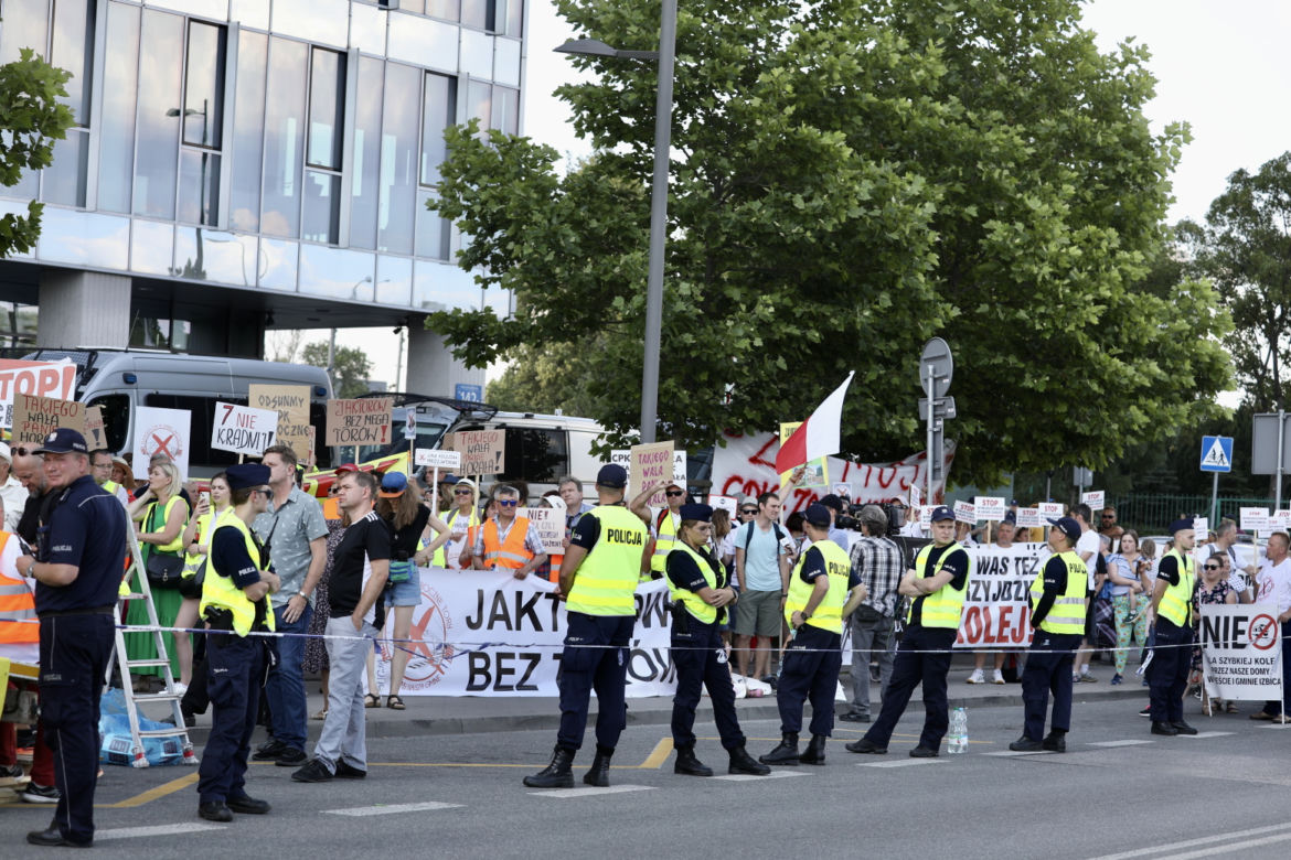 Rolnicy w stolicy przeciwko CPK. Protest przy dworcu zachodnim przed siedzibą spółki