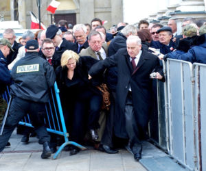 Rocznica katastrofy, przepychanki przed Pałacem Prezydenckim