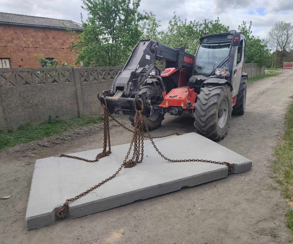 Mrożąca krew w żyłach kolizja. Ładowarka z betonową płytą uderzyła w osobówkę