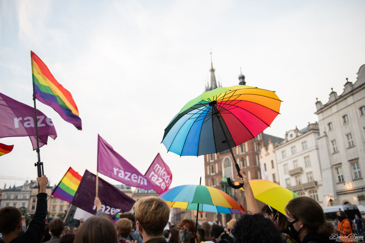 Demonstracja LGBT i narodowców na krakowskim Rynku