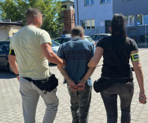 Pijany 54-latek spowodował wypadek. Po zdarzeniu wciągnął nieprzytomną pasażerkę za kierownicę 