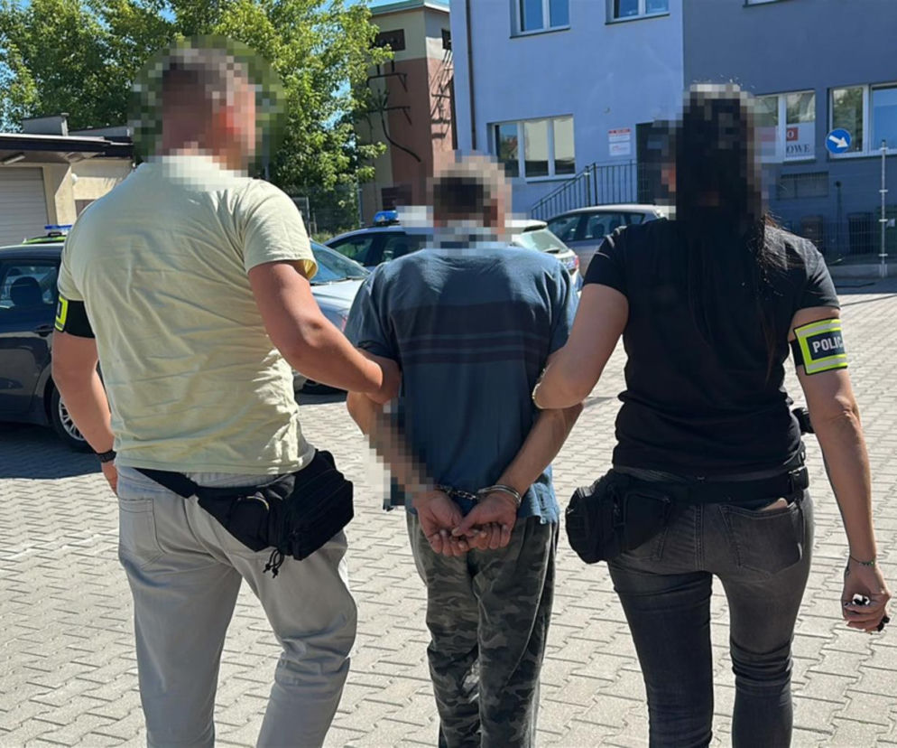 Policjanci prowadzą skutego kajdankami 54-latka, sprawcę wypadku w Woli Dłużniewskiej. Więcej w Eska Warszawa.