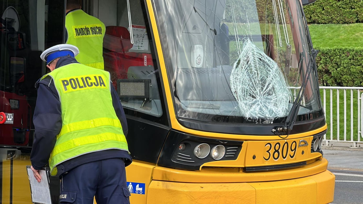 Dramat na Starym Mieście. Rowerzysta wjechał wprost pod nadjeżdżający tramwaj!