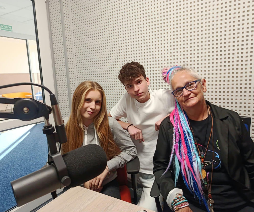 Trzy osoby w studio radiowym obok mikrofonu. O akcji międzypokoleniowej w Iławie przeczytasz na Eska Iława.