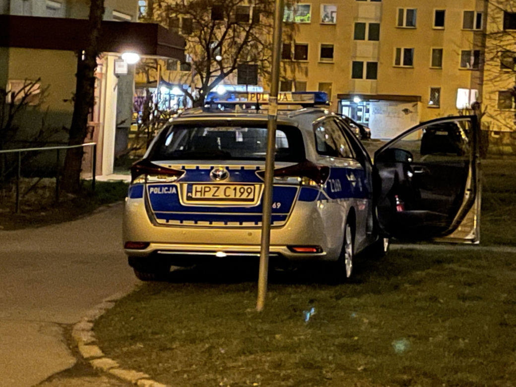 Sąsiedzi znaleźli zwłoki. Tragedia w bloku na Bemowie