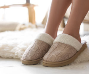 Nietypowa przyczyna bólu pleców. Sprawdź, czy twoje ulubione domowe obuwie ci nie szkodzi