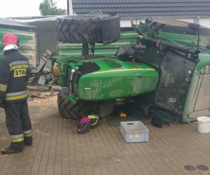 Groźna kolizja w Dąbczu. Traktor z przyczepami wjechał w dom i przewrócił się
