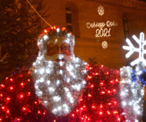 Toruń prezentuje iluminacje z noworocznymi życzeniami