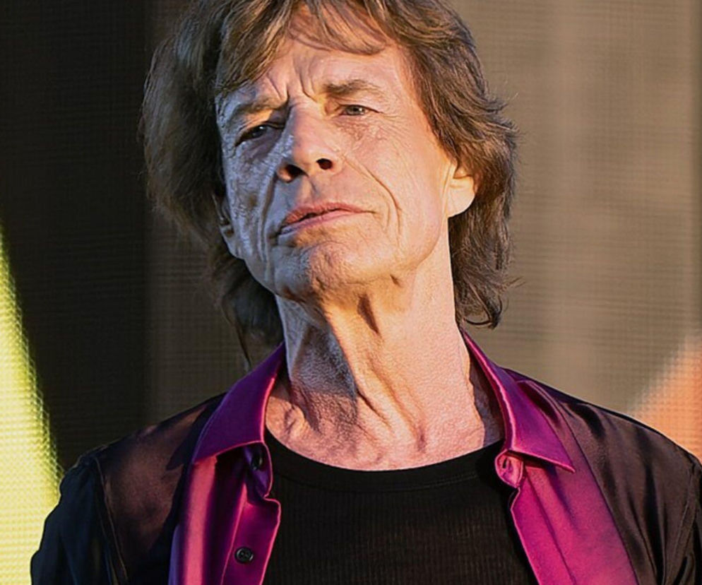Mick Jagger w różowej koszuli. O jego szczerych słowach na temat wpływu sławy na psychikę przeczytasz na EskaRock.
