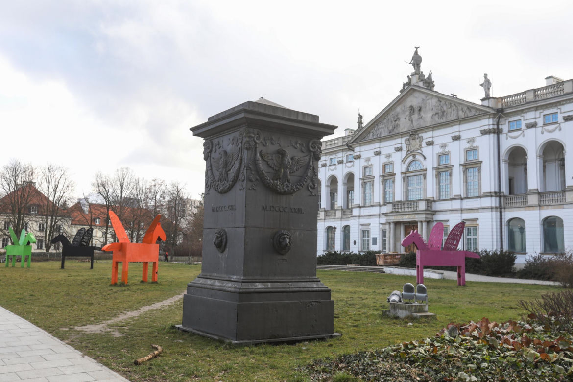 Warszawa dawniej i dziś. Studnia przed placem Krasińskich