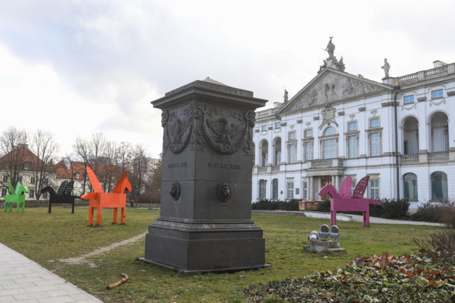 Warszawa dawniej i dziś. Studnia przed placem Krasińskich