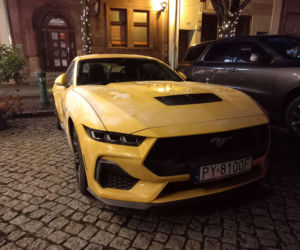 Świąteczny Zlot Amerykańskich Samochodów na Rynku w Lesznie