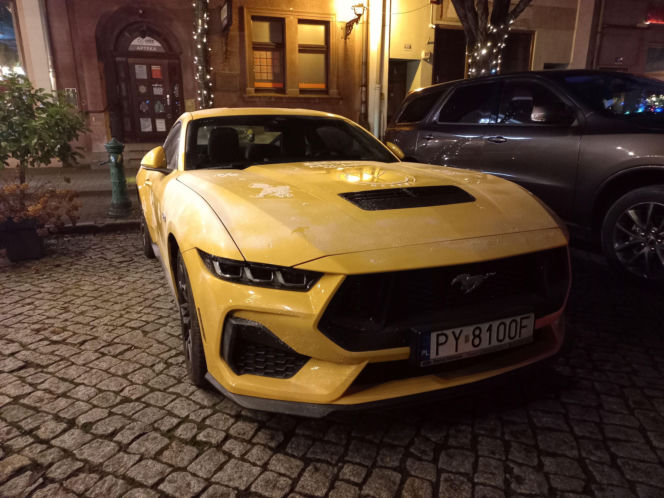 Świąteczny Zlot Amerykańskich Samochodów na Rynku w Lesznie