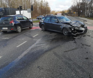 Zderzenie dwóch osobówek na skrzyżowaniu ulic Armii Krajowej i Zamczysko w Bydgoszczy! [ZDJĘCIA]