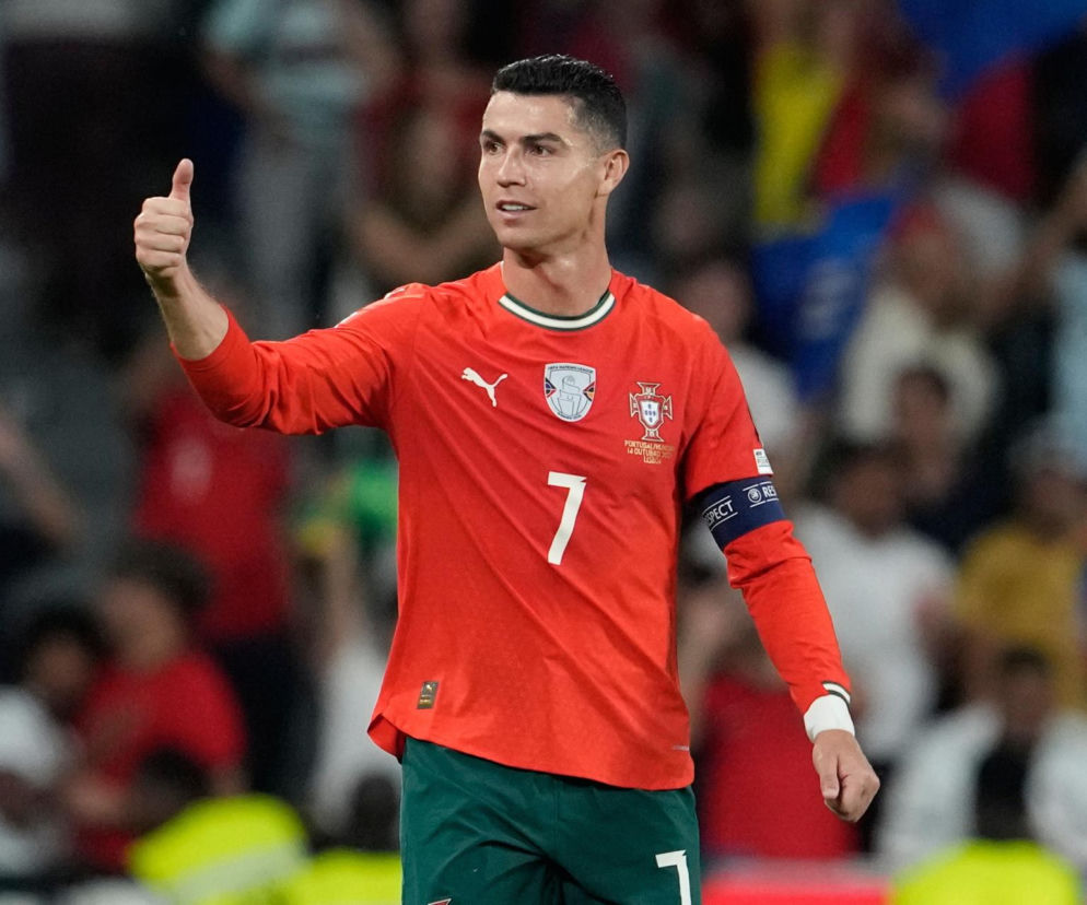 Cristiano Ronaldo w koszulce Portugalii pokazuje kciuk w górę. O burzy wokół odejścia piłkarza czytaj w SE Supersport.