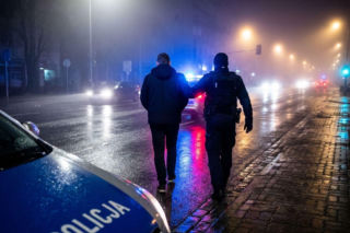 Policjant pod wpływem? Zatrzymany kierowca zadzwonił na 112. Prawda zaskoczyła wszystkich!