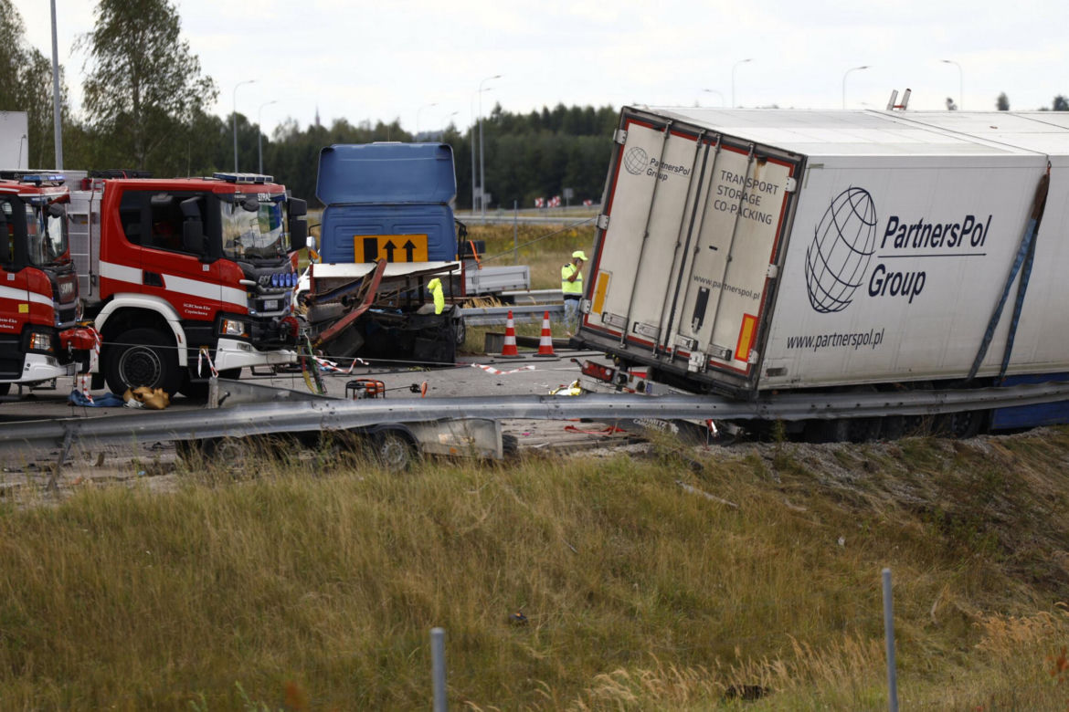 Tragedia na A1 pod Częstochową. Ciężarówka wjechała w służby. Są ofiary