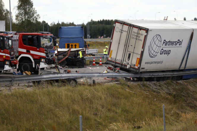 Tragedia na A1 pod Częstochową. Ciężarówka wjechała w służby. Są ofiary