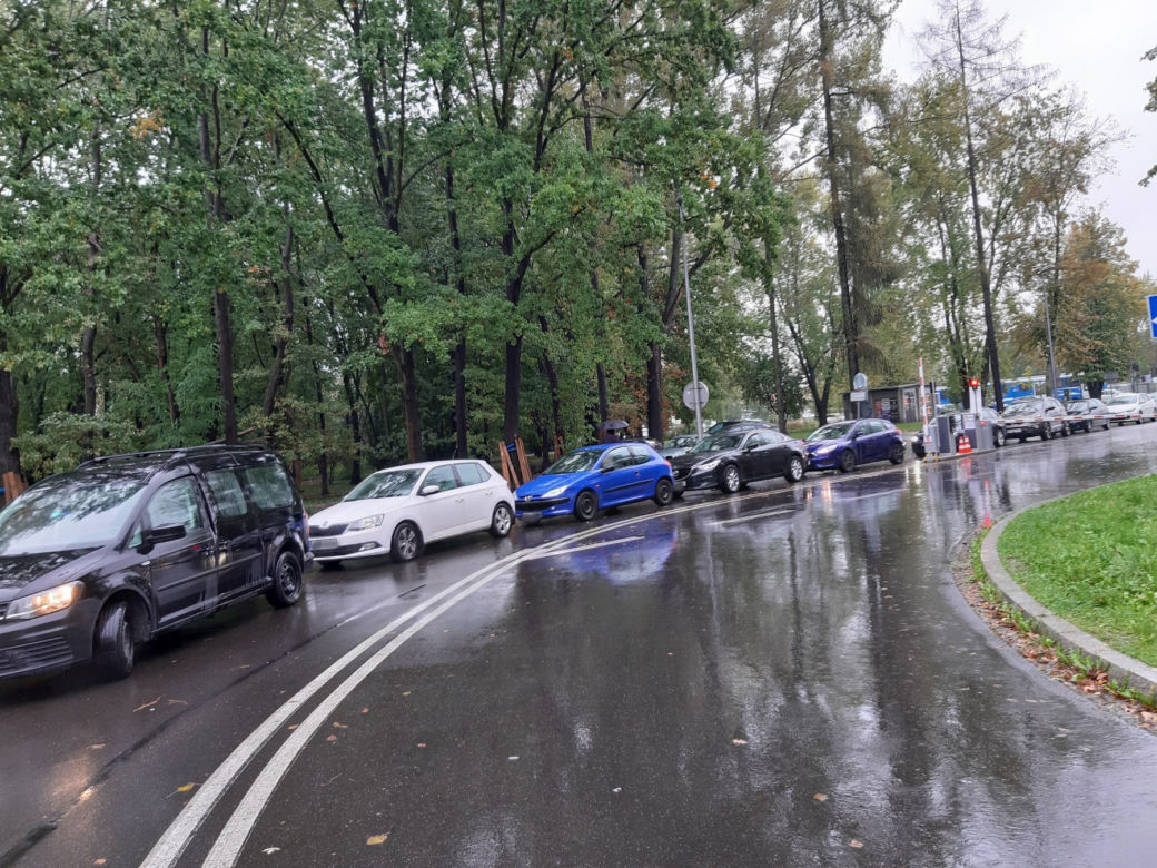 Kolejka do testu na koronawirusa