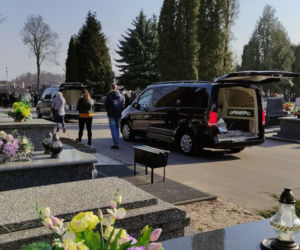Tłumy na pogrzebie trójki zamordowanych chłopców i morze łez na wspólnym grobie