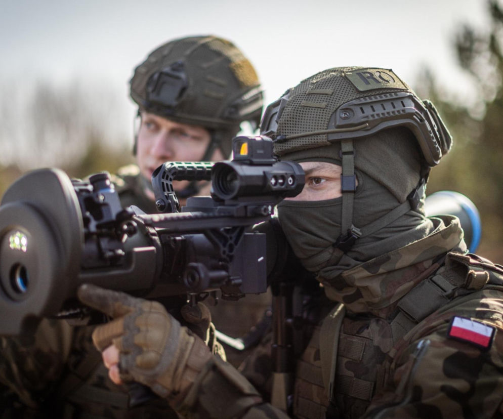 Żołnierz w kominiarce celuje z granatnika Carl-Gustaf M4. O nowej broni dla piechoty przeczytasz na SE Portal Obronny.