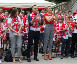 Para prezydencka ogląda mazc Polska - Senegal