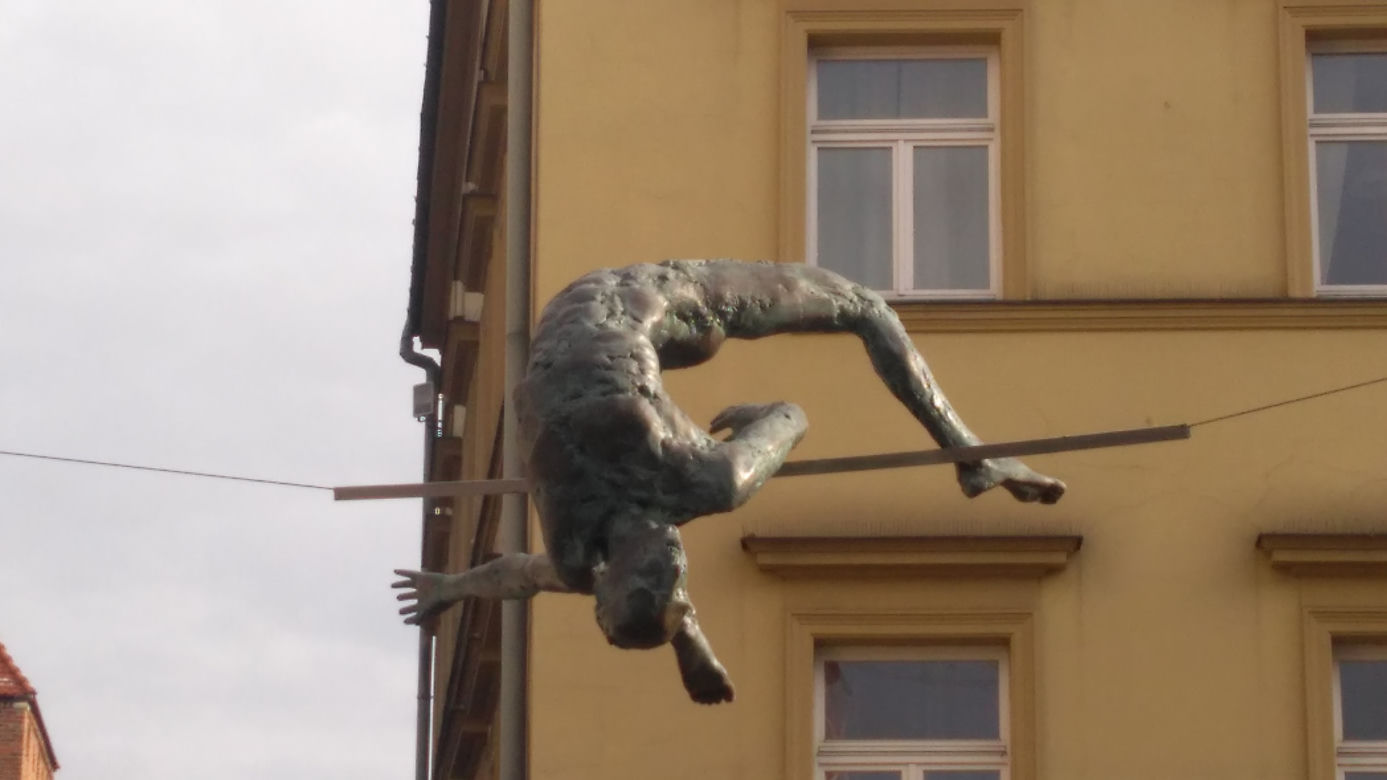 Wysoko zawieszona poprzeczka przy Bramie Floriańskiej