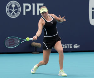 Amanda Anisimova kusi w skąpym bikini. Rywalka Igi Świątek pokazała odważne kadry z plaży